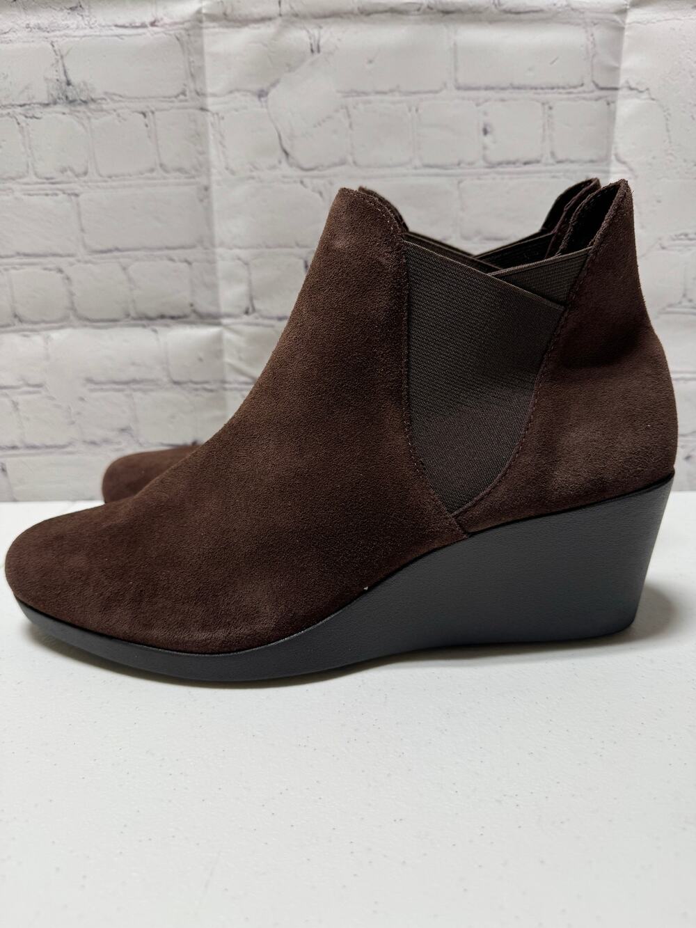 Women's CROCS Leigh Wedge Chelsea ankle boot like new Size 11w